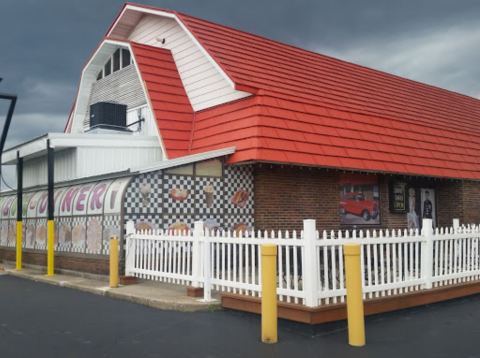 This Big Barn-Shaped Restaurant In Indiana Is Actually A 1950s Paradise