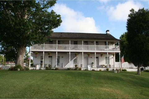 This 1812 Bed & Breakfast In Small Town Illinois Is A Fascinating Piece Of The Past