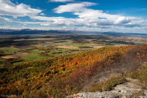 Take This Easy Mountain Trail In Vermont For The Most Spectacular Fall Foliage Views