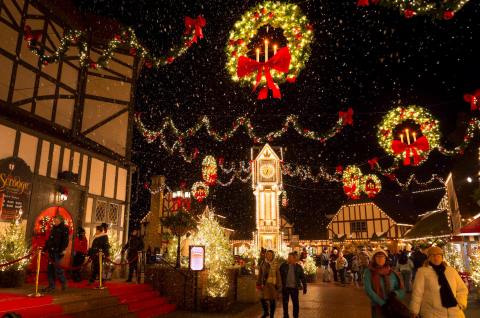 The Christmas Town In Virginia That Has One Million Christmas Lights On Main Street