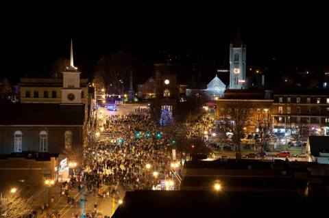 The Old Fashioned Christmas Walk In New Hampshire You'll Want To Experience This Season