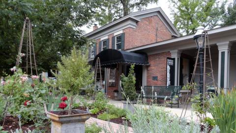 Get New Books and Lunch All At Once When You Visit This Charming Illinois Bookstore