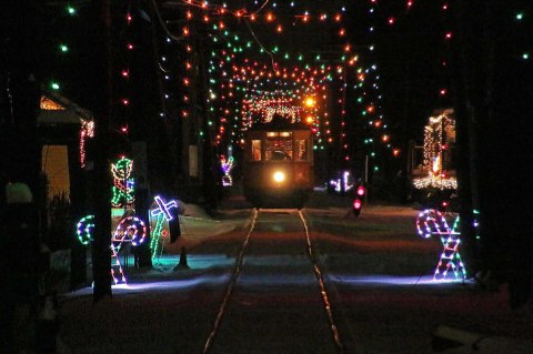 This Holiday Trolley Ride In Connecticut Will Take You Through A Magical Tunnel Of Lights