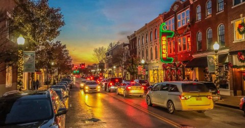 At Christmastime, This Tennessee Town Has The Most Enchanting Main Street In The Country