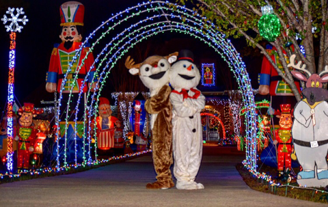 The Mississippi Home That's Been Getting People Into The Christmas Spirit For Nearly Two Decades