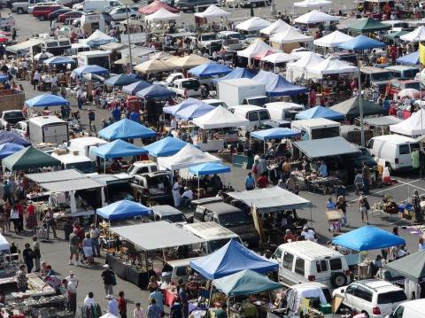 You Could Spend Hours At This Giant Outdoor Marketplace In Southern California