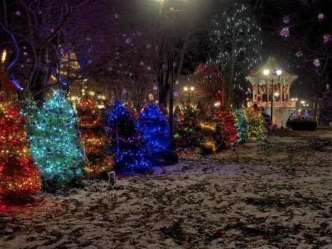 Christmas In These 10 Ohio Towns Looks Like Something From A Hallmark Movie