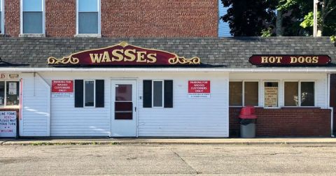 Visit This 46-Year-Old Roadside Stand For The Most Memorable Hot Dogs In Maine