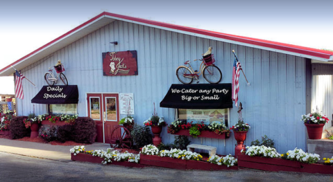 This Beautiful Hike In Iowa Has A Mouthwatering Restaurant Right Along The Trail