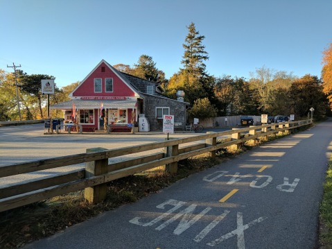 This Beautiful Hike In Massachusetts Has A Mouthwatering Restaurant Right Along The Trail