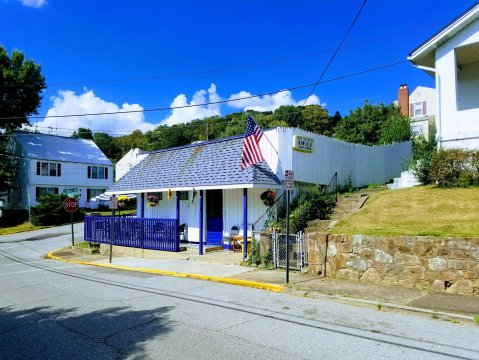 People Go Wild For The Amazing Food At This Tiny Deli In West Virginia