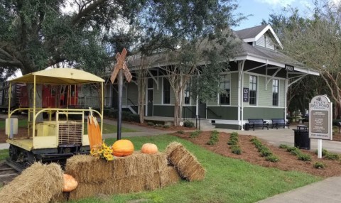 This Indoor Train Park Hiding In Alabama Proves There's Still A Kid In All Of Us