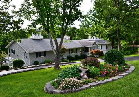 Sneak Away To This Lakefront Bed & Breakfast In Missouri For An Unforgettable Experience