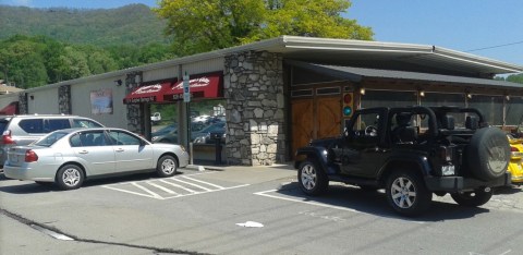 The Landlocked Seafood Restaurant In North Carolina That's Unexpectedly Awesome