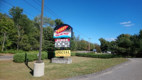 Revisit The Glory Days At This 50s-Themed Restaurant In Maine