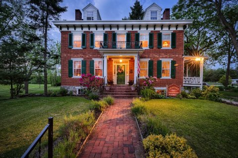 The Civil War-Themed Bed And Breakfast That Pennsylvania History Buffs Will Absolutely Love