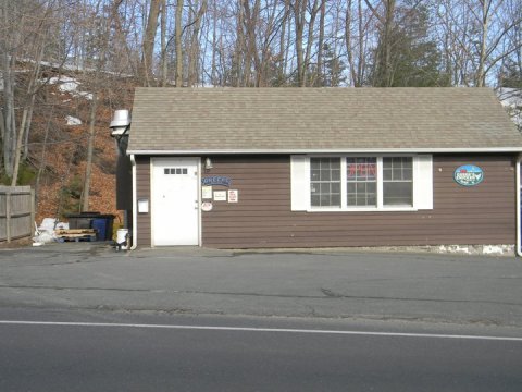 This Old-School Connecticut Restaurant Serves Chicken Dinners To Die For