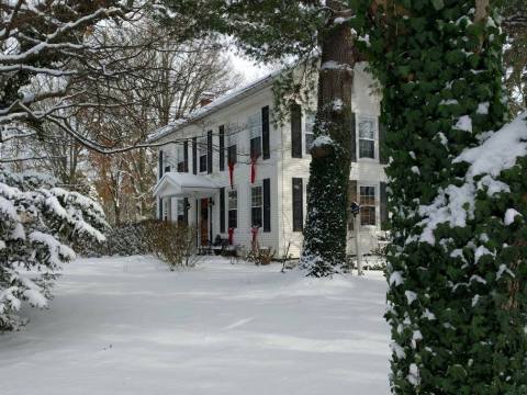 The Civil War-Themed Bed And Breakfast That Ohio History Buffs Will Absolutely Love