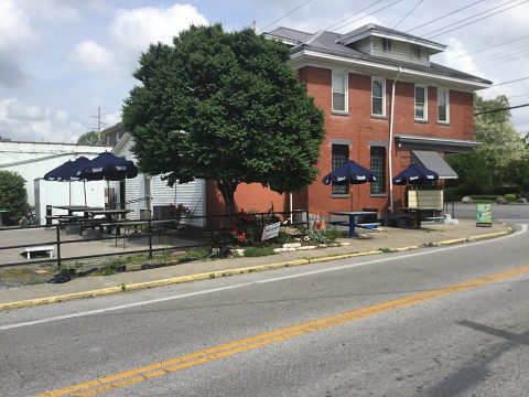 This Hole In The Wall Kentucky Restaurant Is Home To A Deep Fried Cheeseburger You Need To Try