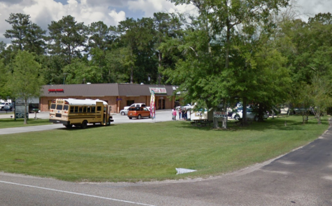 This No-Frills Pizza Joint Near New Orleans Is Worthy Of A Pilgrimage