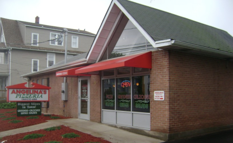 The Delicious Connecticut Restaurant With The Biggest Pizzas We've Ever Seen