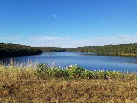 The Gorgeous Lakeside Trail In Arkansas That Leads To Abandoned Ruins And A Waterfall