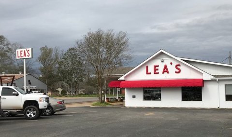 Lea’s Lunchroom In Louisiana Became A Local Legend By Perfecting Just One Food Item