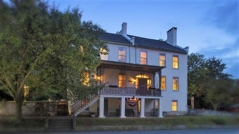 The Civil War-Themed Bed And Breakfast That Maryland History Buffs Will Absolutely Love