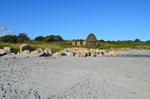 Visit These Hauntingly Beautiful Beachside Ruins In Rhode Island Before The Tourists Return