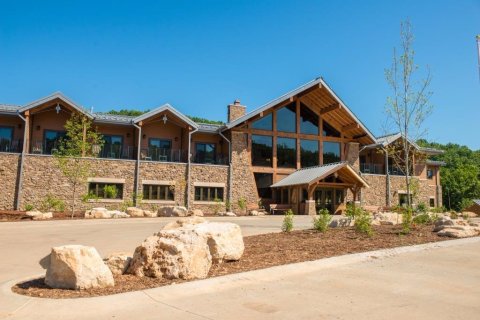 There's A Breathtaking Hotel Tucked Away Inside Of This Missouri State Park