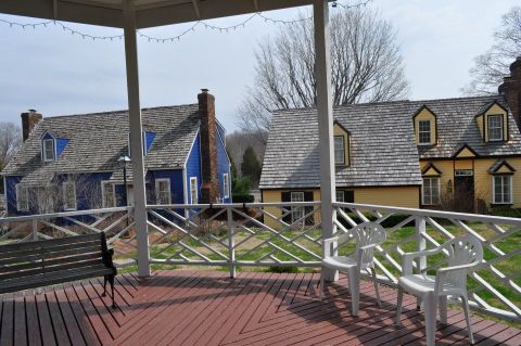 These Colonial-Style Cottages In Indiana Will Transport You Back In Time