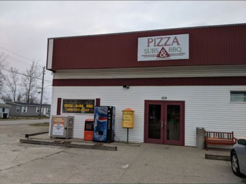 The Mom & Pop Pizza Joint In Indiana Where Everybody Knows Your Name