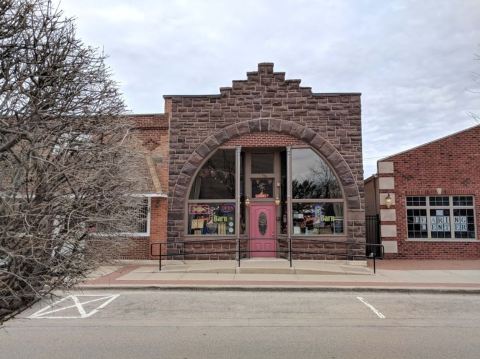 Don’t Let The Outside Fool You, This Seafood Restaurant In Illinois Is A True Hidden Gem