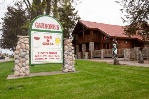 The Log Cabin Pizza Place In Minnesota That Is Out Of This World Good