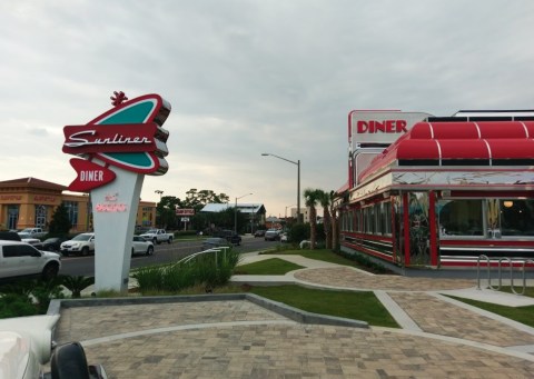 Revisit The Glory Days At This 50s-Themed Restaurant In Alabama