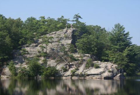 This Forest Hike In Rhode Island Leads To An Unexpectedly Amazing Overlook