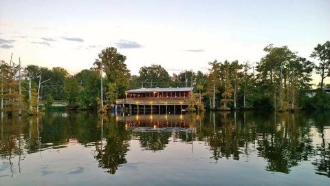 The Crab Cakes At This Waterfront Restaurant In Louisiana Will Dazzle Your Tastebuds