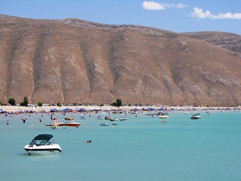 This One Beautiful Idaho Lake Has A Beach That Rivals The Coast