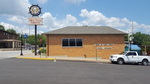 This Old-School Missouri Restaurant Serves Chicken Dinners To Die For