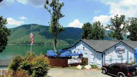 You Can Pull Your Boat Right Up To This Delicious East Tennessee Restaurant