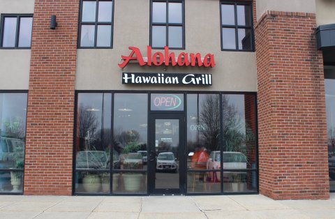 This Hawaiian-Themed Restaurant In Iowa Will Transport You Straight To The Islands