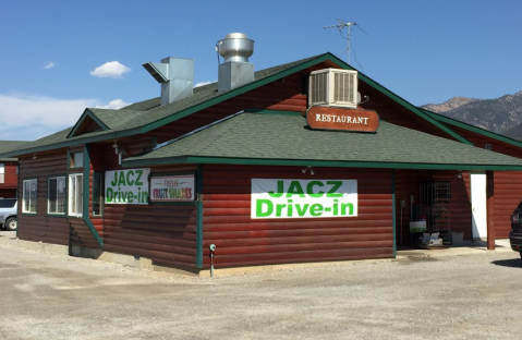 The Burgers And Shakes From This Middle-Of-Nowhere Wyoming Drive-In Are Worth The Trip