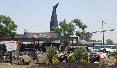This Junkyard Themed Restaurant In Oregon Is Unexpectedly Awesome