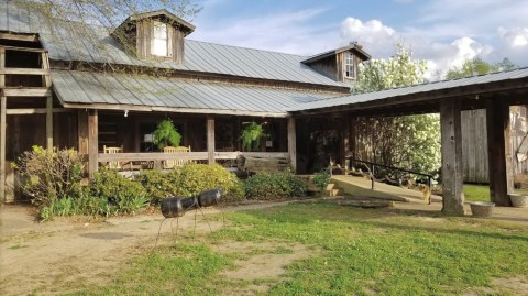 You'll Want To Visit This Legendary Restaurant In Alabama That's Full Of History