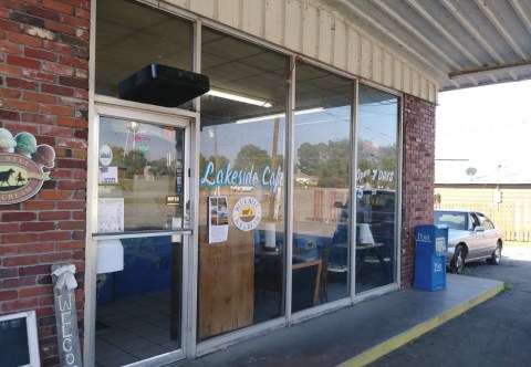 The Tiny Lakeside Cafe In Alabama That Serves Exceptional Down Home Cooking