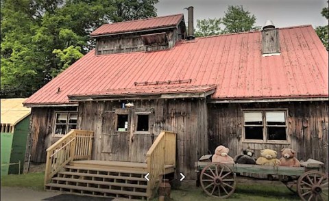 The Adorably Rustic Cabin Restaurant In Vermont That Serves Delicious Food