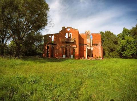 10 Staggering Photos Of An Abandoned Mansion Hiding In Mississippi