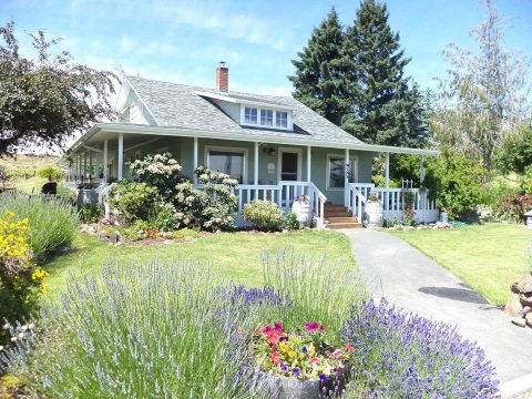 You Can Spend The Night In An Old Farmhouse At This Peaceful Washington Vineyard