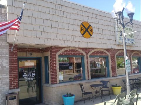 There's A Train-Themed Restaurant At The Start Of This Scenic Railroad Journey In Illinois