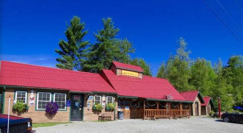 Your Taste Buds Will Be Sure To Love This Rustic Snack Bar In Vermont